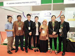 Clientes visitantes e INDO INTERTEX na Indonésia