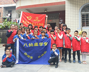 GESTER mostrando coração amoroso para os alunos da escola Ba Xian Zhuo